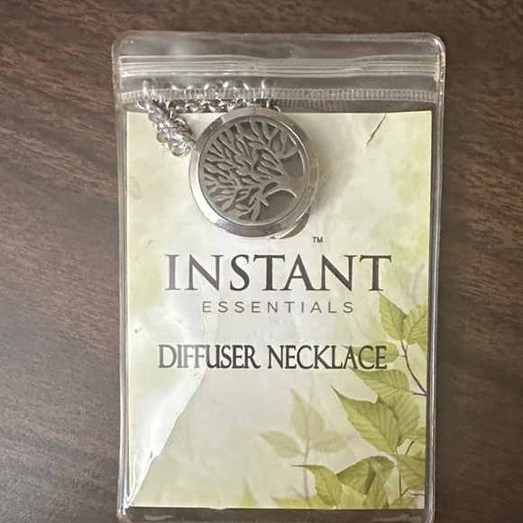 Instant Essentials Silver Diffuser Necklace - Picture 1 of 5